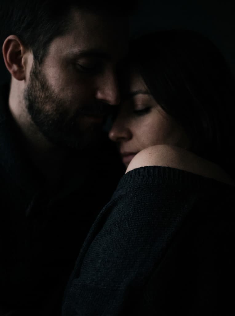 Casal abraçado em momento íntimo e emocional